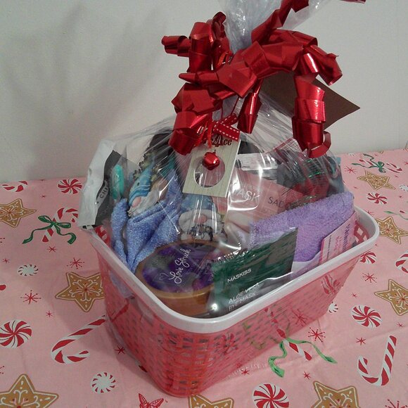Christmas Gift Basket-Winter Skin Rescue 22-Piece Set "Frosted & Fabulous" - Picture 6 of 6